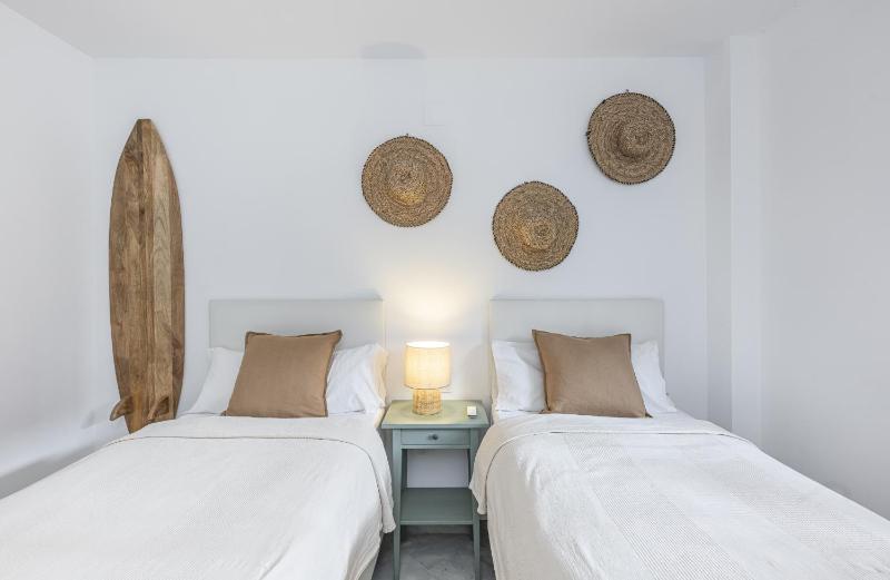 Encantador apartamento con balcón piscina y vista al mar - image 11