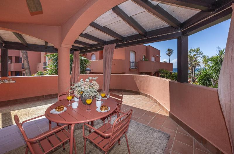 Encantador apartamento con balcón piscina y vista al mar - image 12