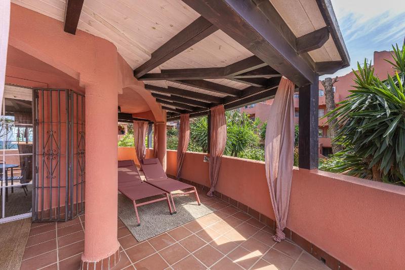 Encantador apartamento con balcón piscina y vista al mar - image 10