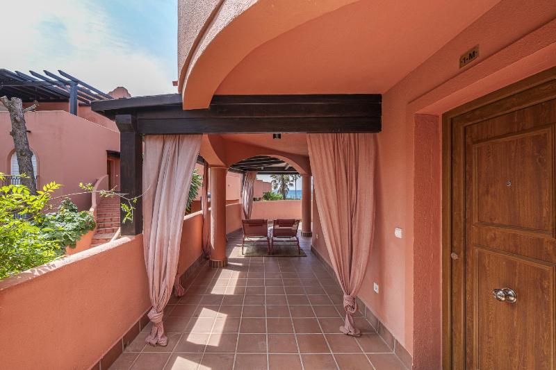 Encantador apartamento con balcón piscina y vista al mar - image 5