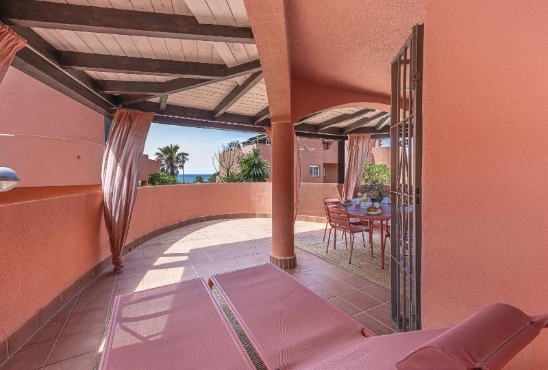 Encantador apartamento con balcón piscina y vista al mar - image 16