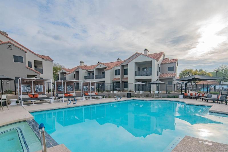 Walk to Kierland Heated pool Dining Shopping - image 11
