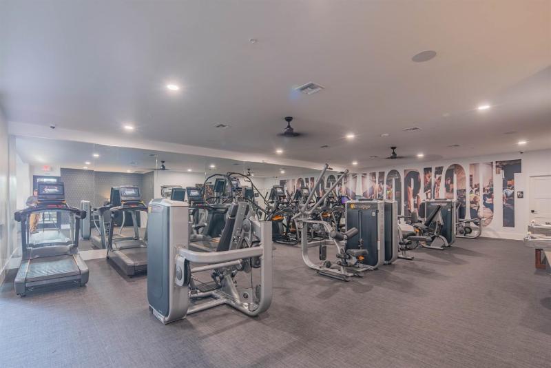 Near TPCHeated Pool Near Shops Dine Museums - image 18