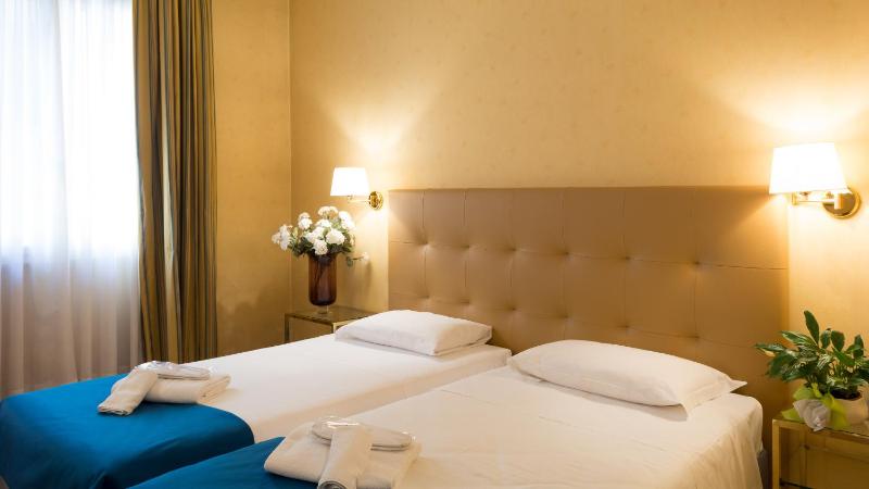 Twin Room image 3