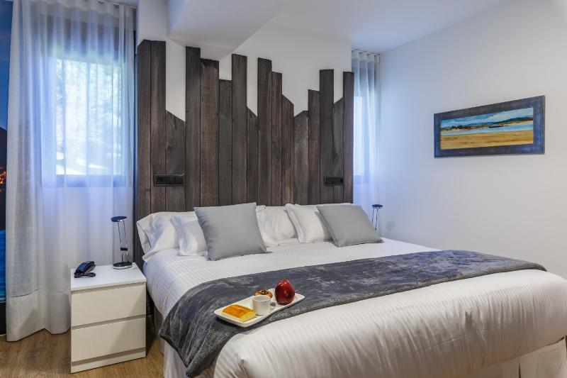Deluxe Double or Twin Room with Spa Bath image 3