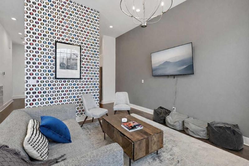 2 West End Homes with Stunning Rooftop Views - image 13