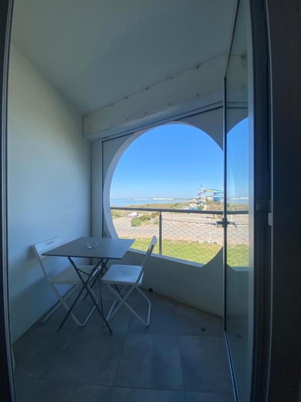 Studio rénové front de mer avec terrasse et aperçu mer - image 13