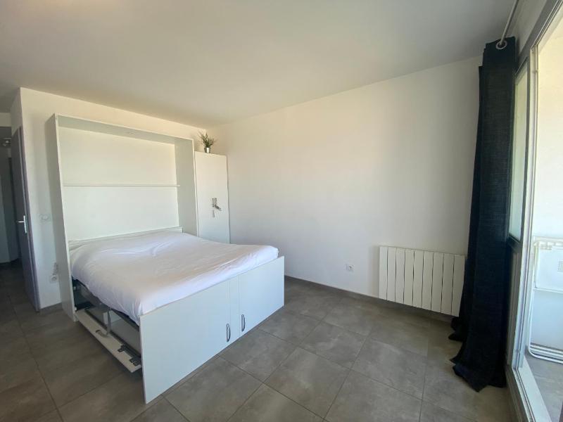 Studio rénové front de mer avec terrasse et aperçu mer - image 8