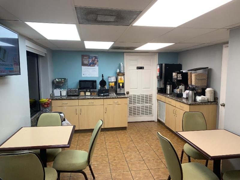 Super 8 by Wyndham Austin Downtown/Capitol Area - image 16