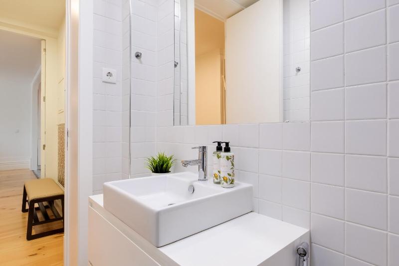 Cedofeita Balcony Apartment W AC Downtown - image 7