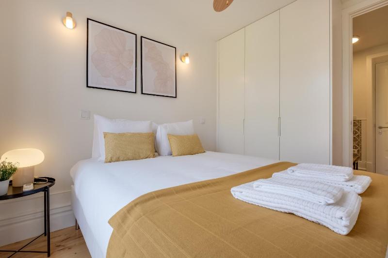 Cedofeita Balcony Apartment W AC Downtown - image 3