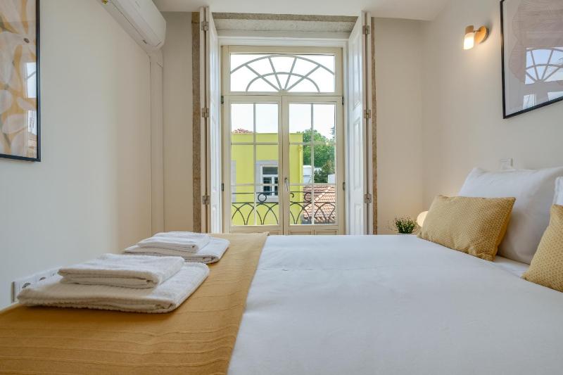 Cedofeita Balcony Apartment W AC Downtown - image 10
