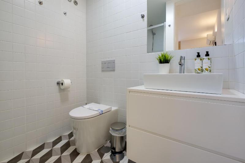 Cedofeita Balcony Apartment W AC Downtown - image 13