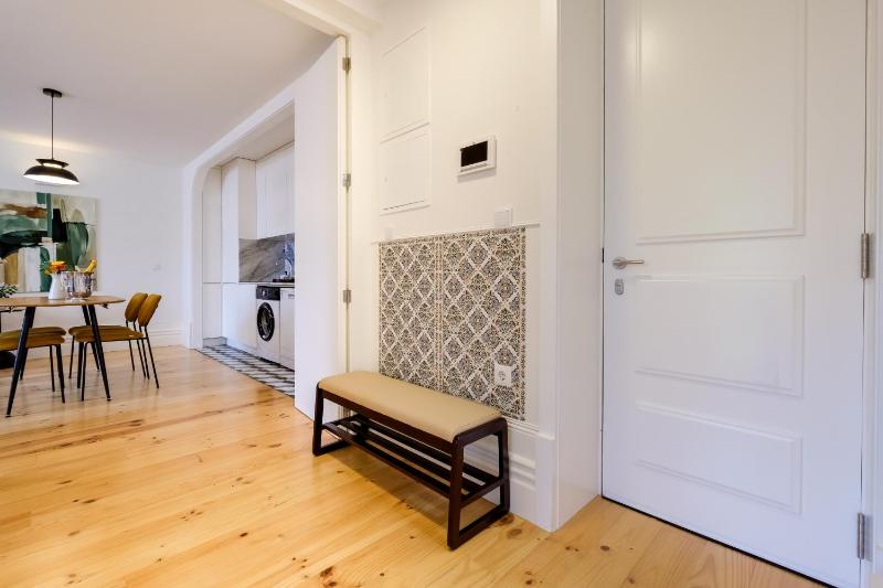 Cedofeita Balcony Apartment W AC Downtown - image 37
