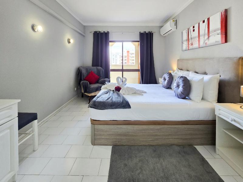 Apartment Praia Rocha Cinza - image 18