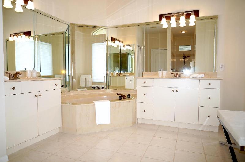 Central pool/spa home with direct access to the Gulf 1001 - image 23