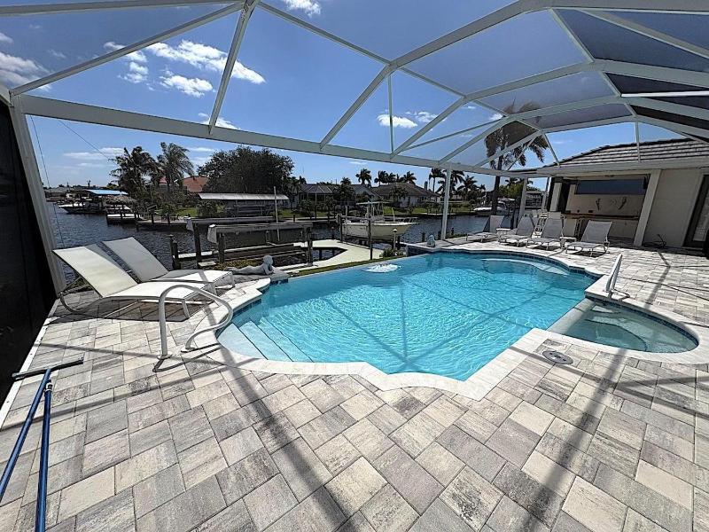 Central pool/spa home with direct access to the Gulf 1001 - image 24