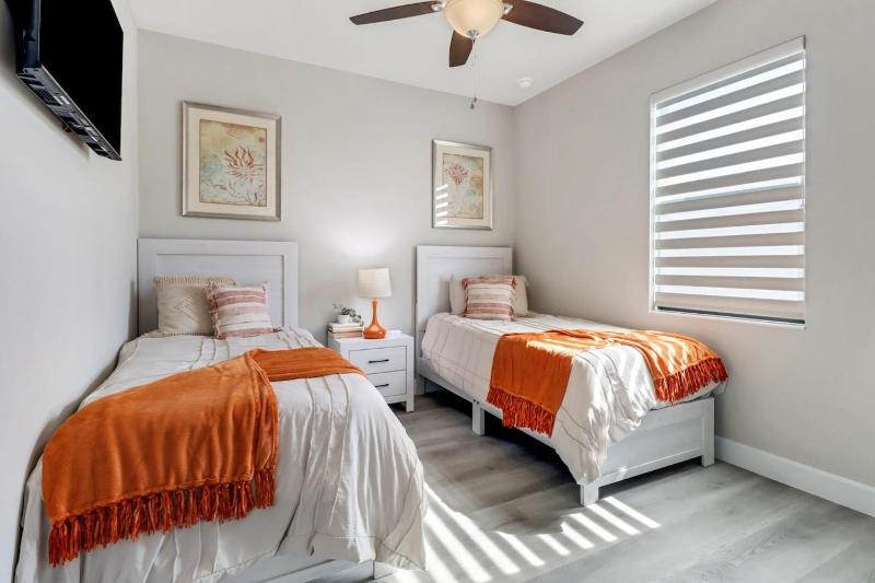 Beach Hoppers Poolhouse 1007 - image 3