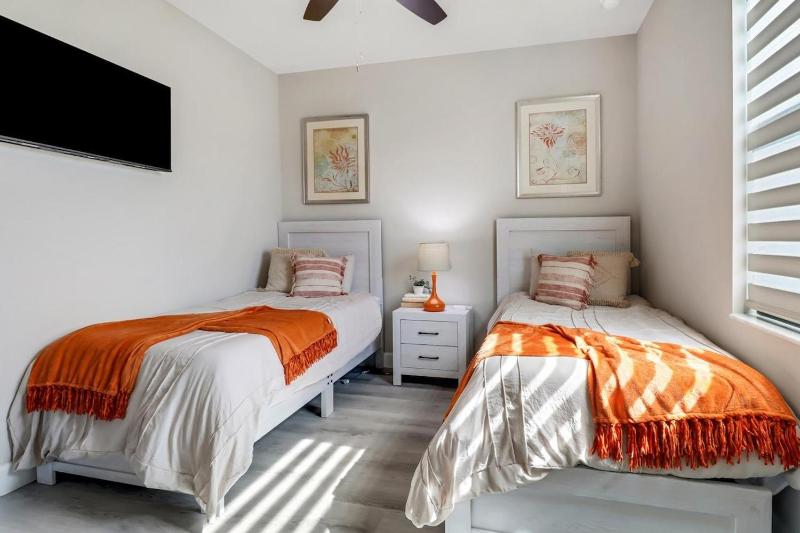 Beach Hoppers Poolhouse 1007 - image 9