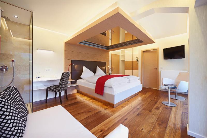 Superior Double Room with Balcony image 2