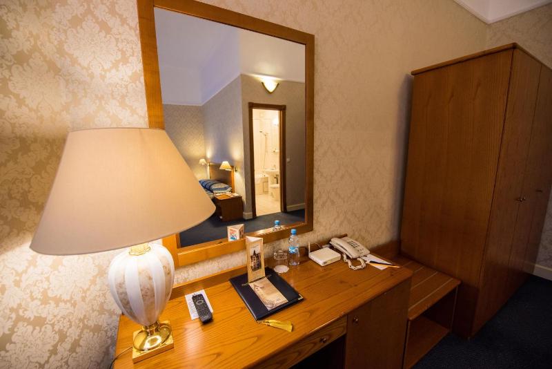 Standard King Room image 3