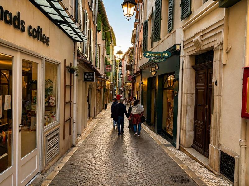 Vielle Antibes Magnifique 2 pieces Plein Centre - image 2