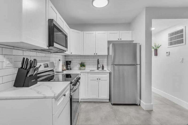 Bayview Regency Apartments By Lowkl - image 13