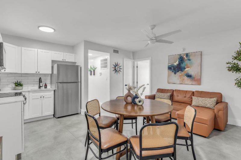 Bayview Regency Apartments By Lowkl - image 45