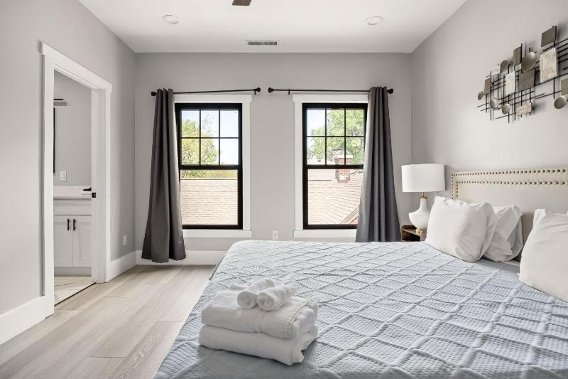 Luxe Indy Home - Walk to Dining - Game Room - Family - image 14