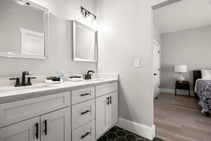 Luxe Indy Home - Walk to Dining - Game Room - Family - image 45