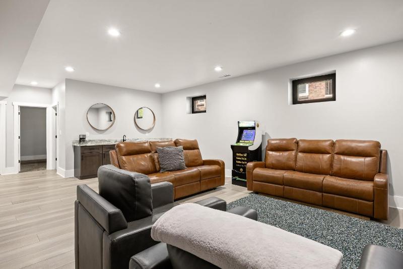Luxe Indy Home - Walk to Dining - Game Room - Family - image 36