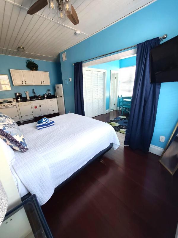 Duval Street Suite overlooking Duval w parking and pool - image 12