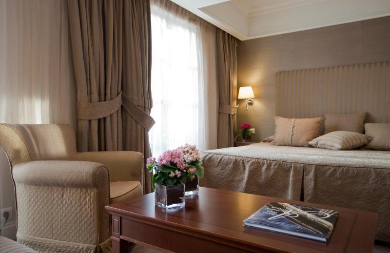 Junior Suite with Acropolis View image 3