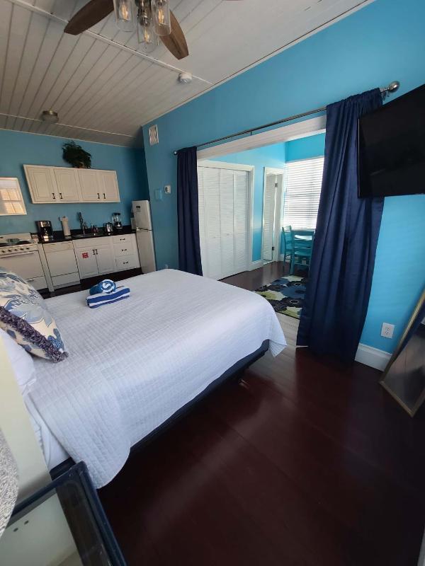 Two Duval Street Condos w parking and pool - image 26