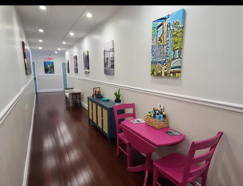 Duval Street Suite w parking and heated pool - image 14