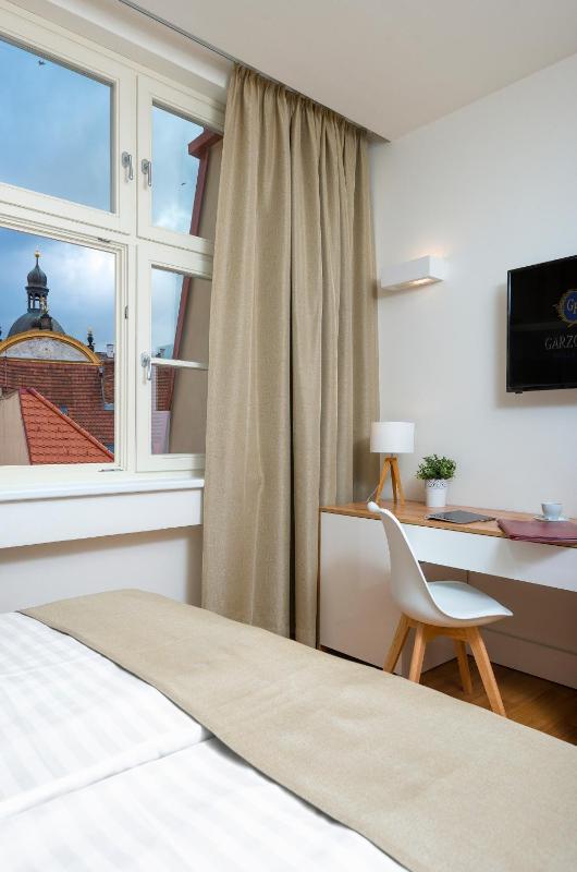Hotel Garden Court - image 2