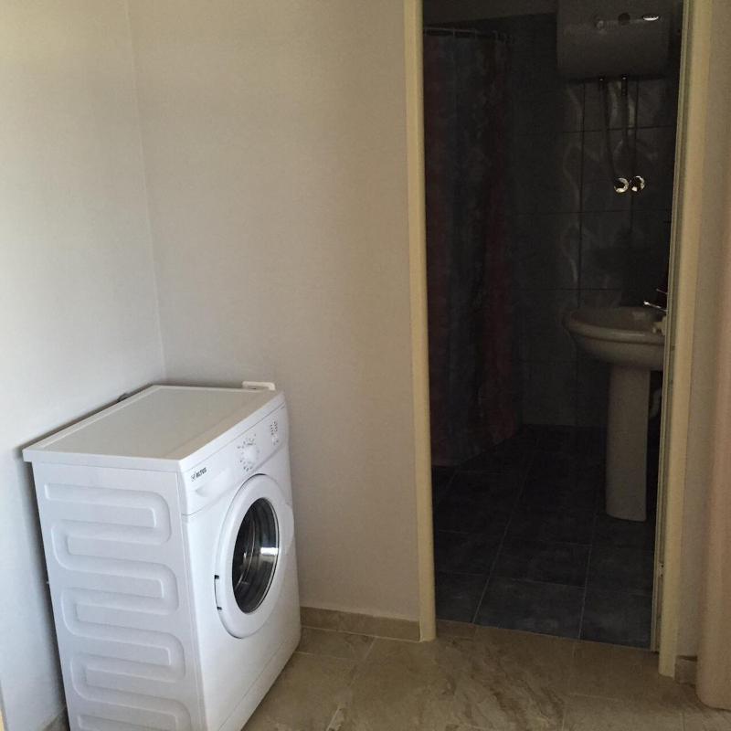 One-Bedroom Apartment with Window image 2