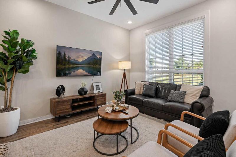 Nashville Charmer - Private Rooftop - Sleeps 14 - image 1