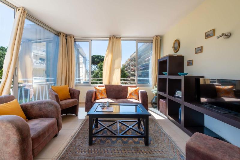 Bright 2-Bedroom Apartment Close to La Croisette & City Centre - image 1