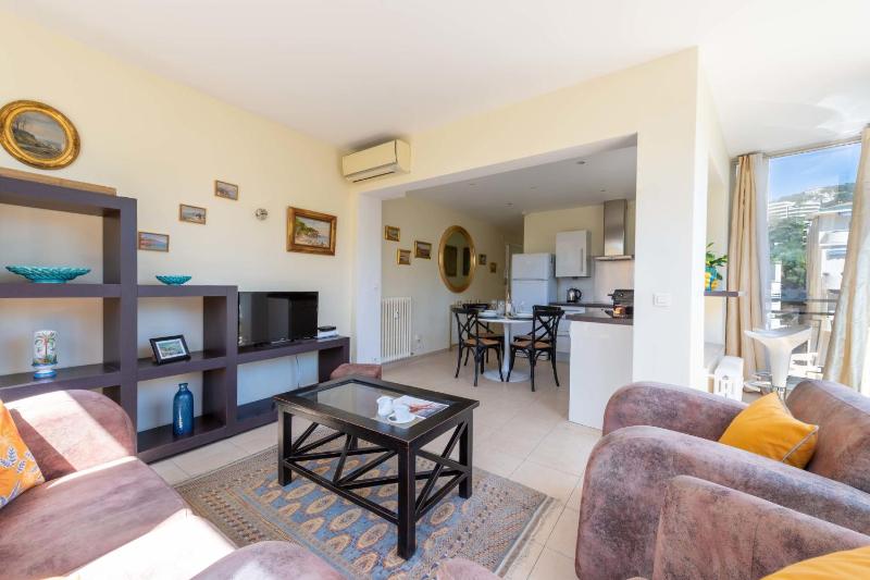 Bright 2-Bedroom Apartment Close to La Croisette & City Centre - image 11