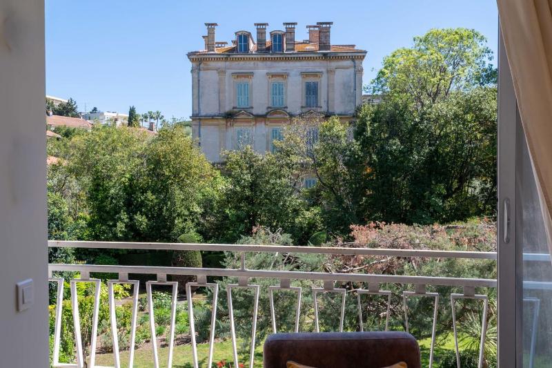 Bright 2-Bedroom Apartment Close to La Croisette & City Centre - image 8