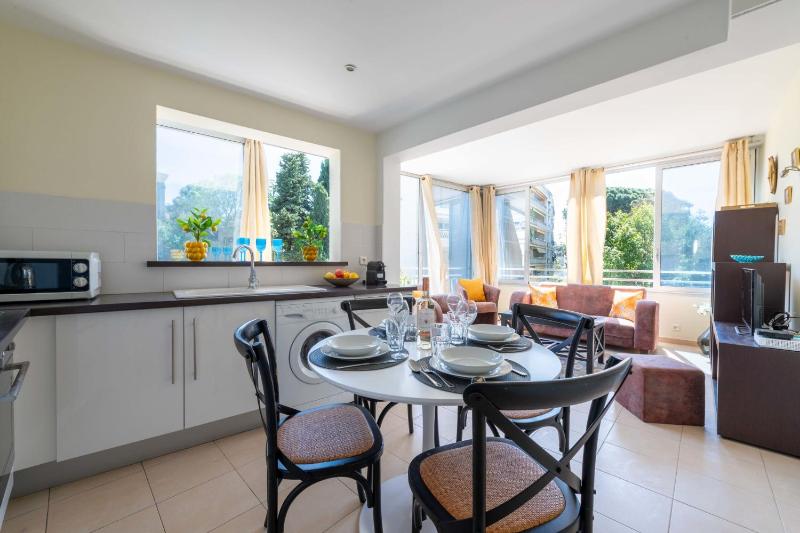 Bright 2-Bedroom Apartment Close to La Croisette & City Centre - image 12
