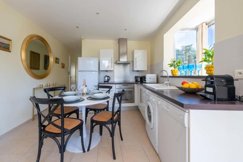 Bright 2-Bedroom Apartment Close to La Croisette & City Centre - image 19
