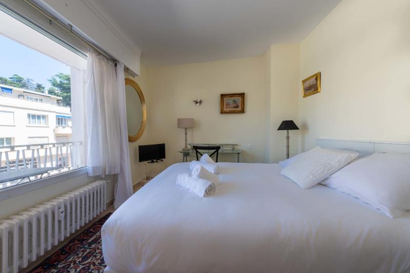 Bright 2-Bedroom Apartment Close to La Croisette & City Centre - image 5