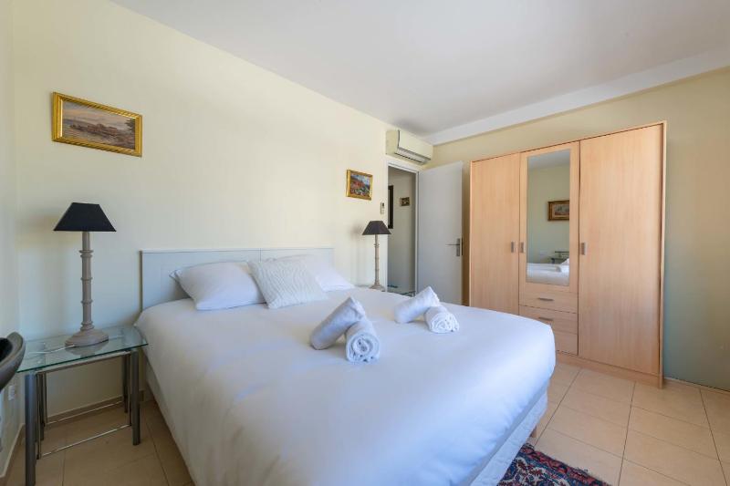 Bright 2-Bedroom Apartment Close to La Croisette & City Centre - image 18