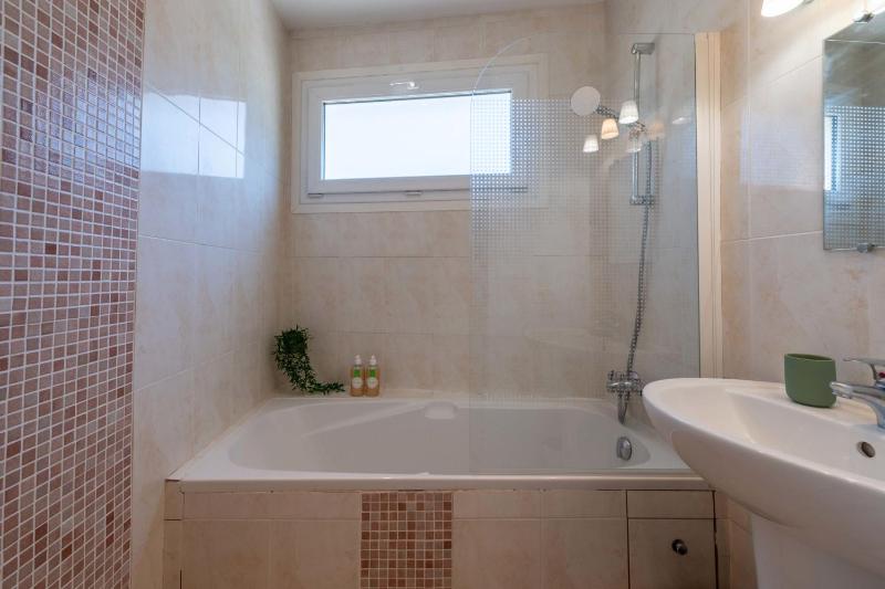 Bright 2-Bedroom Apartment Close to La Croisette & City Centre - image 9