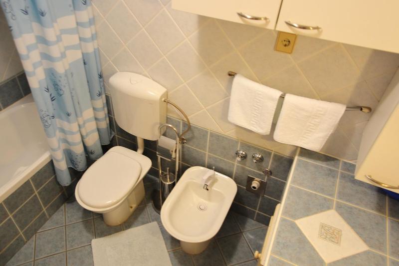 Three-Bedroom Apartment with Terrace and Sea View image 2