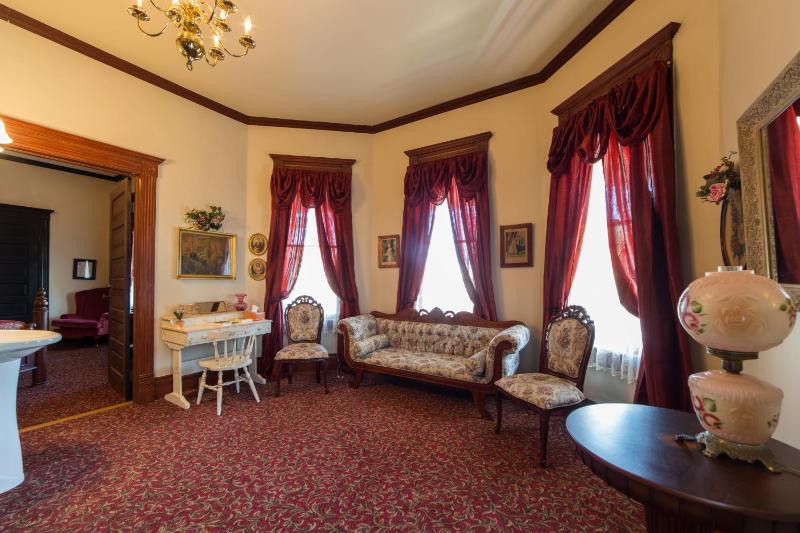 Deluxe Queen Suite image 2