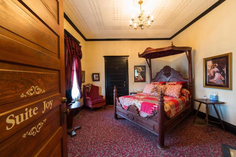 Deluxe Queen Suite image 3