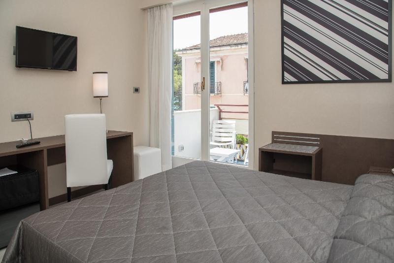 Double or Twin Room with Side Sea View image 4